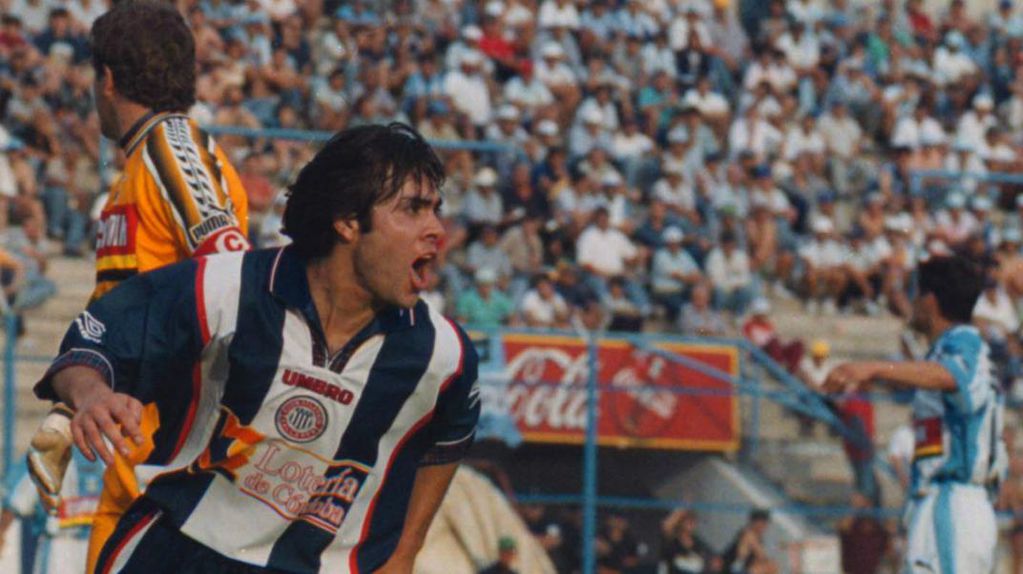 Apertura '99. Cristian Pino festeja la apertura de la goleada ante Gimnasia, en Jujuy.