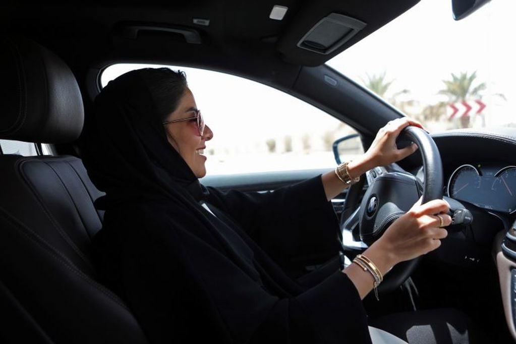 En 1990 en Riad (capital y principal centro de negocios de Arabia Saudí) las mujeres comenzaron a luchar por sus derechos.