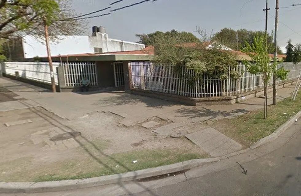El joven llevó una navaja en el turno tarde de la escuela ubicada en Mendoza al 7300. (Street View)