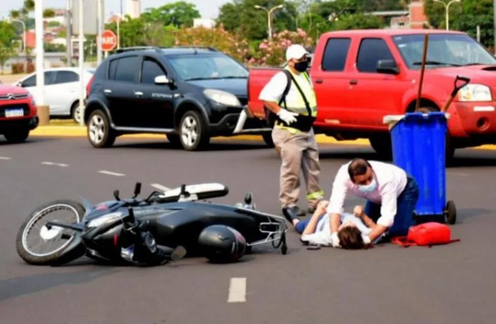 El gobernador asistió a una motociclista que despistó en Posadas