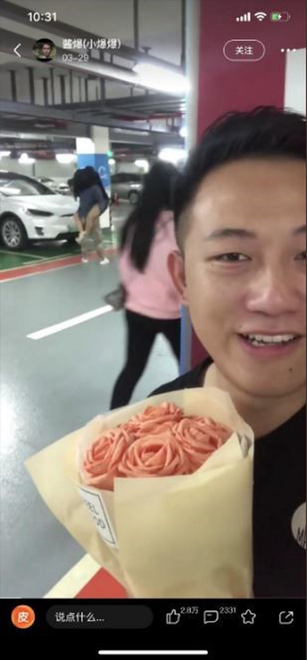 El influencer Ken Wong quiso sorprender a su novio con flores y descubrió que le era infiel