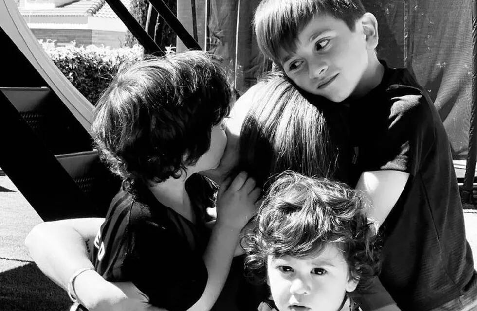 Antonela Roccuzzo y sus hijos. (Instagram: @antonelaroccuzzo)