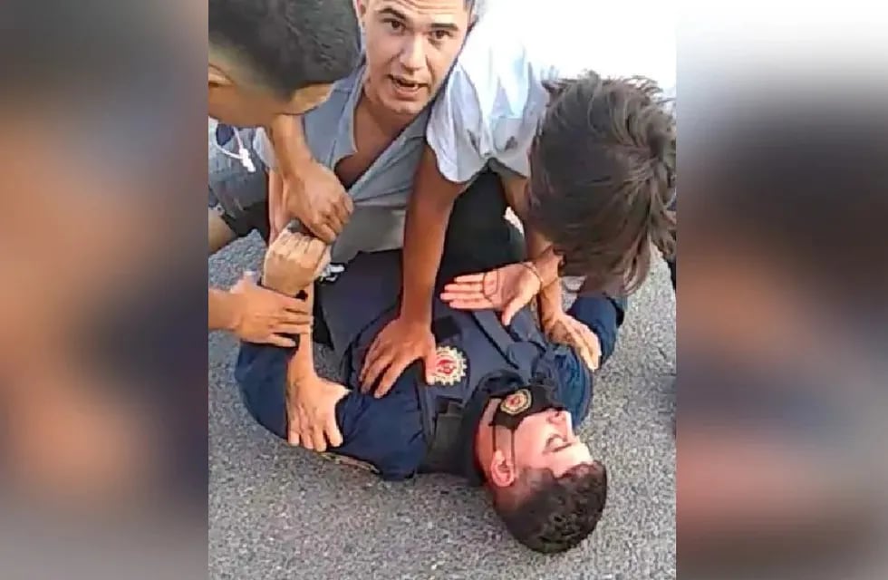 El ataque al policía en Sampacho, Córdoba, quedó registrado en video - Captura