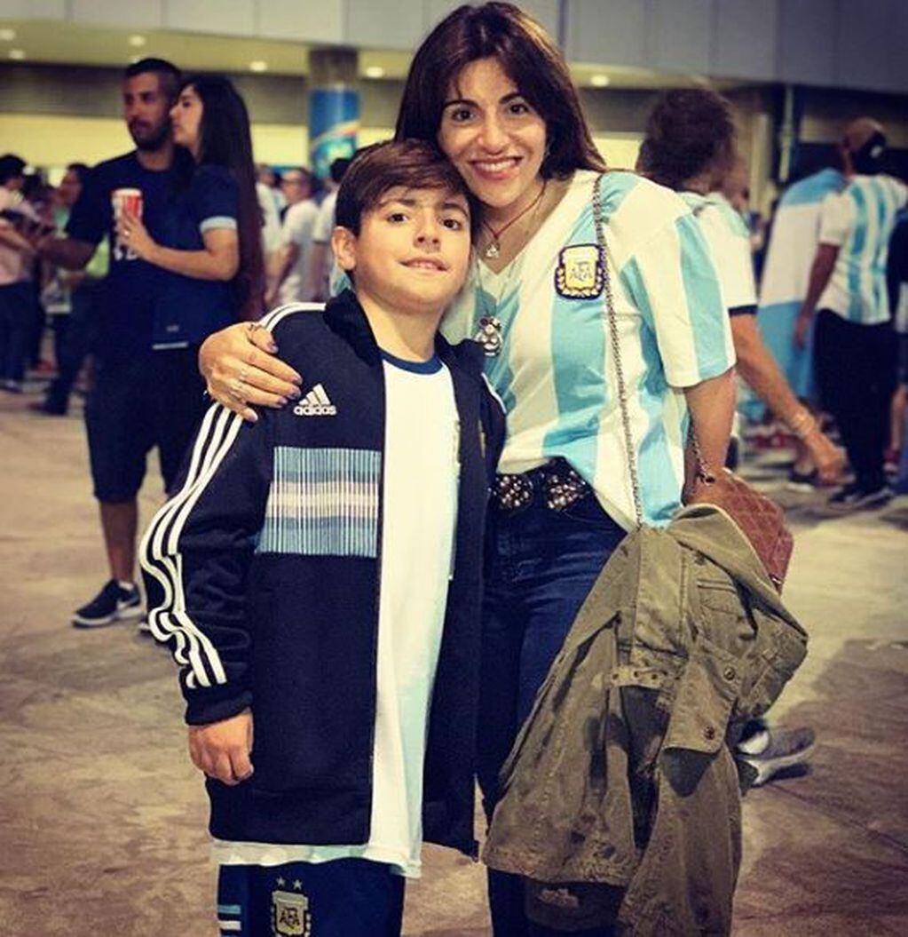 Gianinna Maradona viajó su hijo a Brasil para alentar a la Selección Argentina. (Instagram)