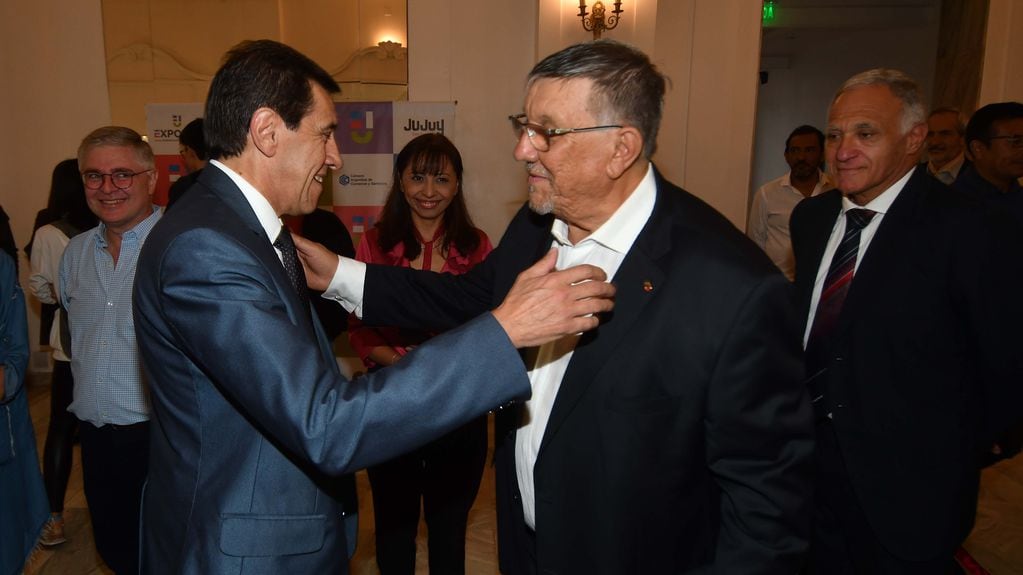 El gobernador Carlos Sadir (izq.) expresó su apoyo a la Expojuy 2024, al presidente de la Cámara de Comercio Exterior de Jujuy, entidad organizadora de la muestra.