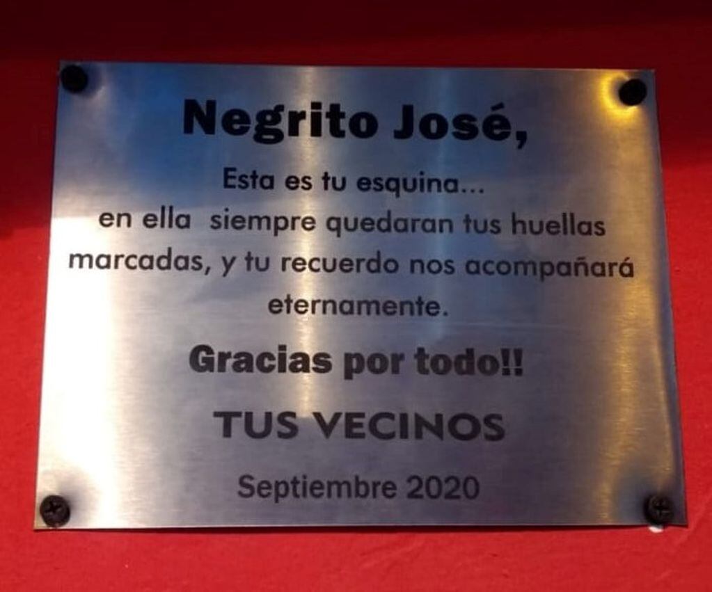 Vecinos del centro viejo homenajearon al “Negro” José con una placa en su memoria