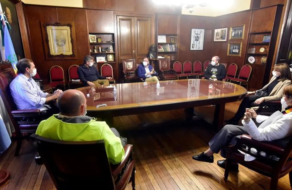 El intendente Julio Garro se reunió con infectólogos y coincidieron en la necesidad de usar tapabocas para prevenir el covid-19 (Municipalidad de La Plata)