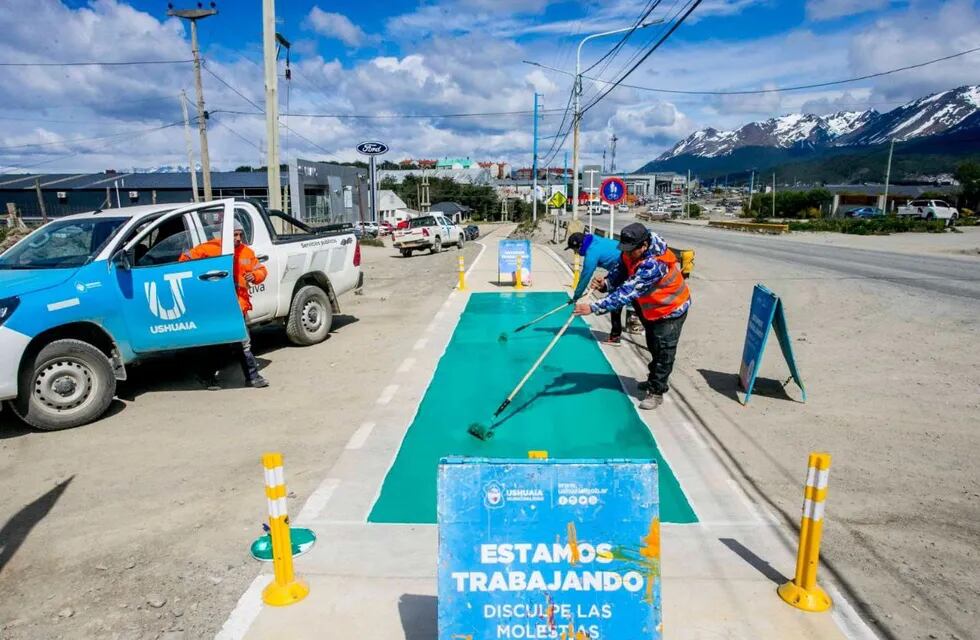 Ushuaia: realizan trabajos de pintura horizontal en la bicisenda “Pensar Malvinas”