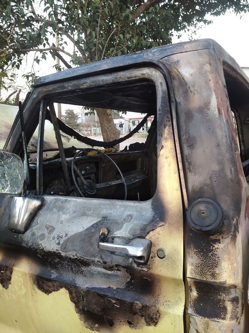 Camioneta quemada de Emanuel Gilabert.