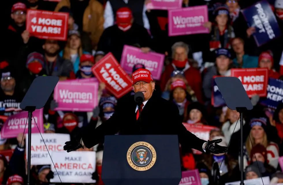 Donald Trump habla en uno de los mitines de cierre de campaña en Grand Rapids, Michigan. (JEFF KOWALSKY / AFP)