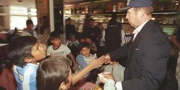 Timoteo Griguol invitó a comer lomitos a más de 20 niños humildes