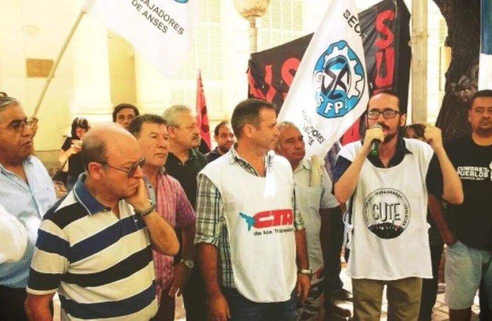 El secretario general del SUTE, Sebastián Henríquez, consideró que “es muy importante la unidad que se está dando entre todos los gremios que nuclean a trabajadores privados y estatales”.