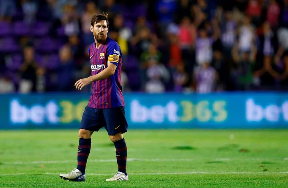 Barcelona's Argentinian forward Lionel Messi leaves the pitch after the Spanish league football match between Real Valladolid and FC Barcelona at the Jose Zorrilla Stadium in Valladolid on August 25, 2018. (Photo by Benjamin CREMEL / AFP)