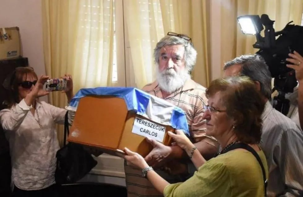 Los familiares de Carlos Enrique Tereszecuk recibieron los restos en el Juzgado Federal N° 1 de Corrientes. (Foto: El Litoral)