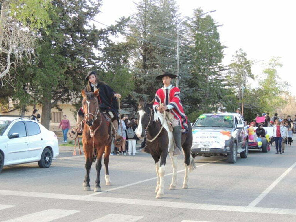 Los estudiantes de la escuela de La Junta llegaron a caballo.