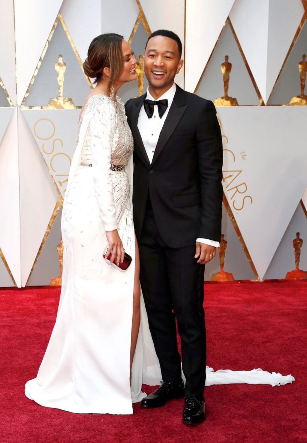 AJB001. Hollywood (United States), 26/02/2017.- John Legend (R) and Chrissy Teigen (L) arrive for the 89th annual Academy Awards ceremony at the Dolby Theatre in Hollywood, California, USA, 26 February 2017. The Oscars are presented for outstanding indivi