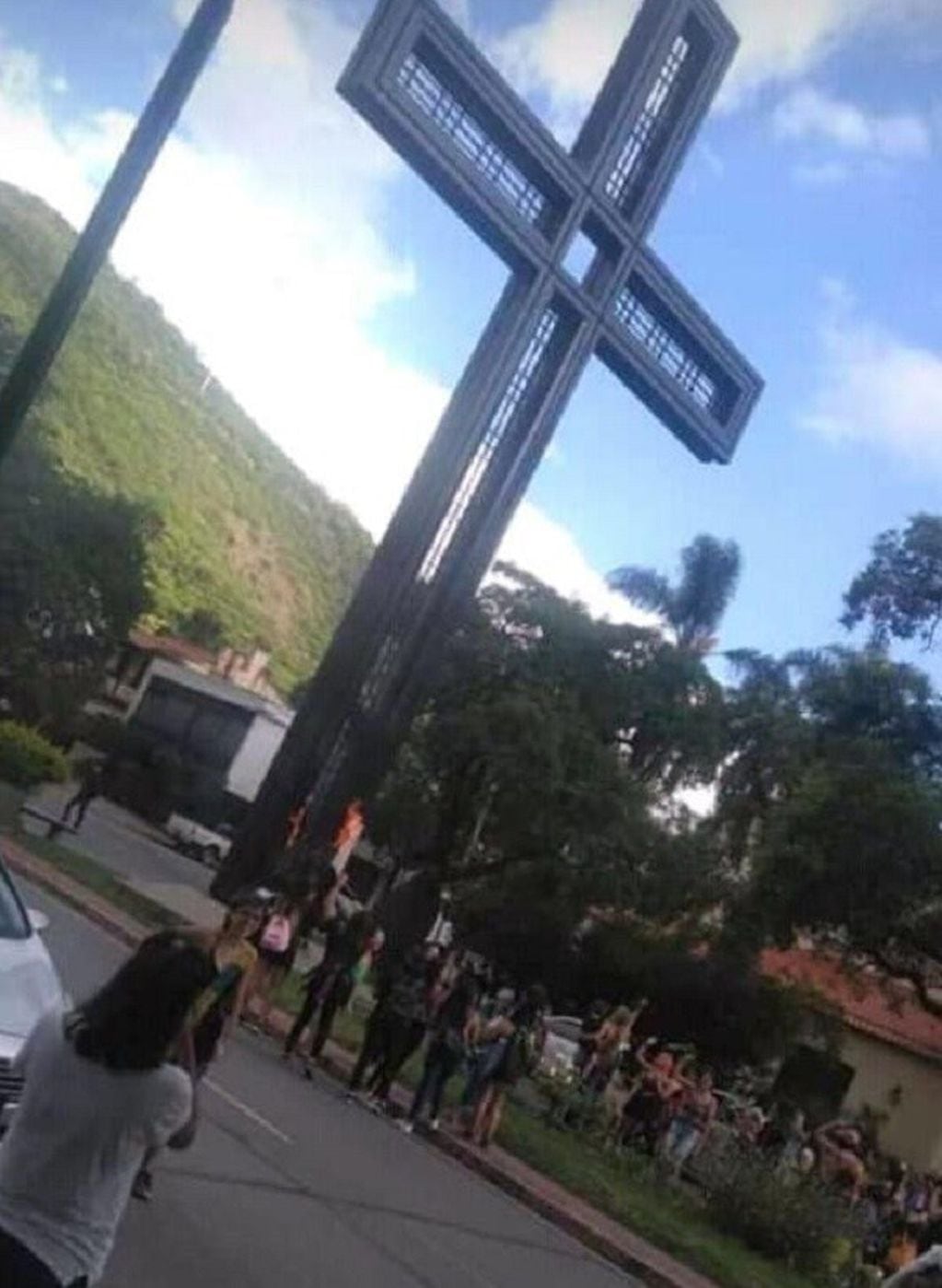 Un grupo de mujeres prende fuego a la cruz del Congreso Eucarístico Nacional.