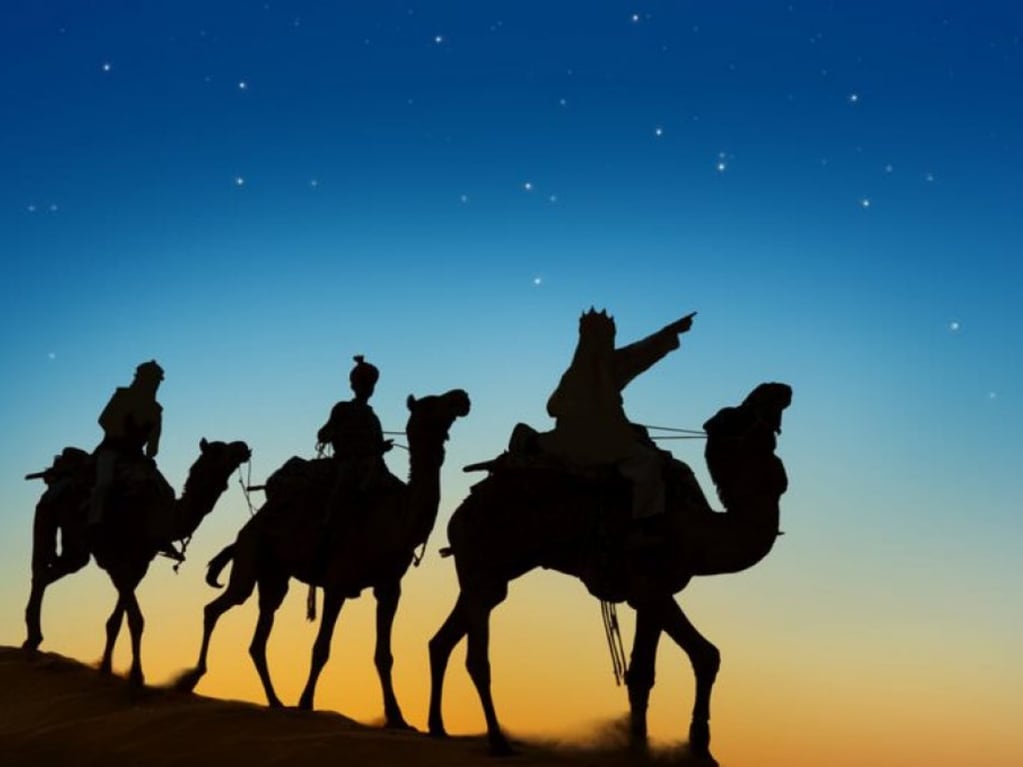 Los Reyes Magos, según la tradición, viajaron hasta Belén en camellos para entregarle al niño Jesús regalos, más precisamente oro, incienso y mirra.