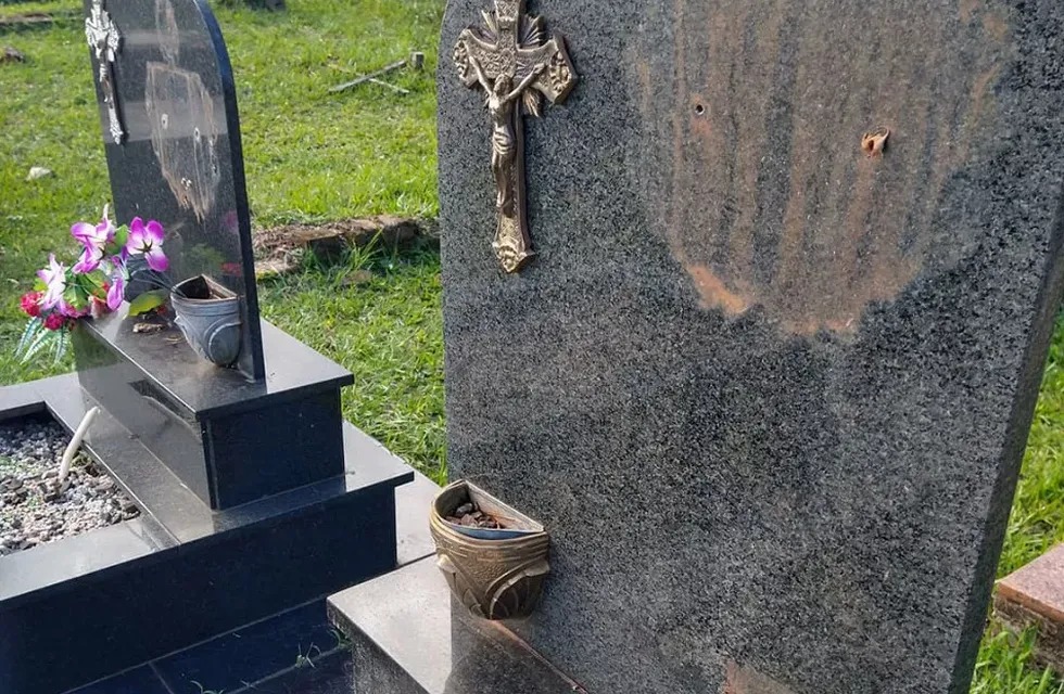 Robaron las placas de decenas de tumbas en el cementerio de Campo Ramón.