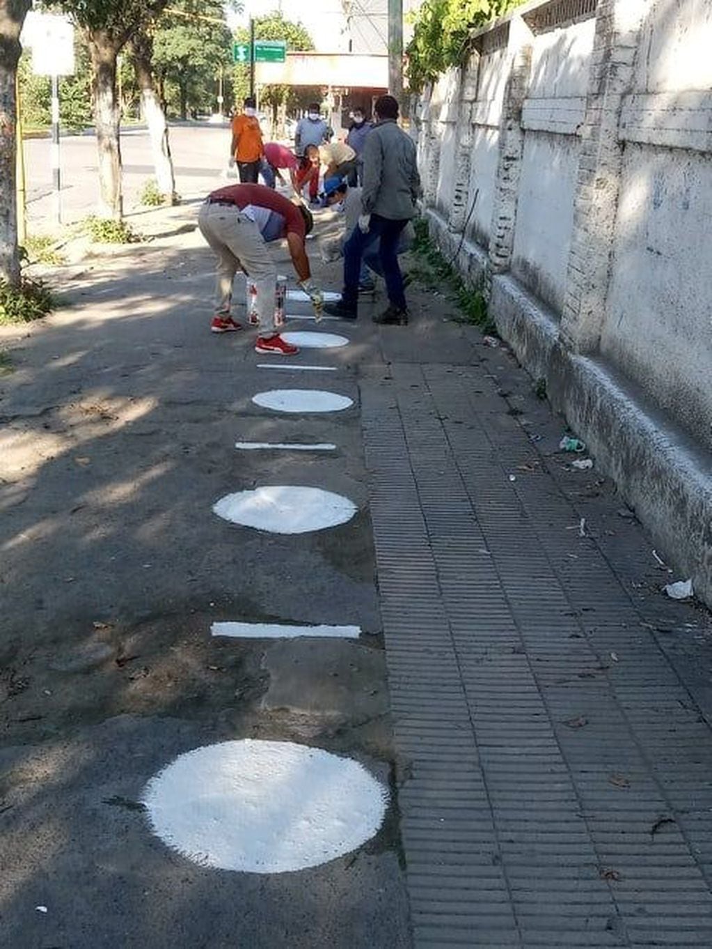 Pintaron círculos en las veredas de los cajeros para marcar la distancia social. (Foto: InfoAguilares).