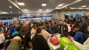 Caos en Aeroparque: cientos de pasajeros demorados a la espera del equipaje