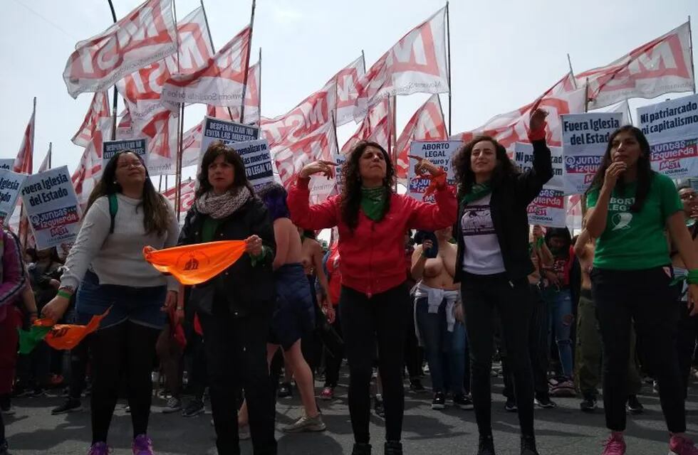 Manifestantes con los pañuelos naranjas, que piden la separación de la iglesia y el Estado (web).