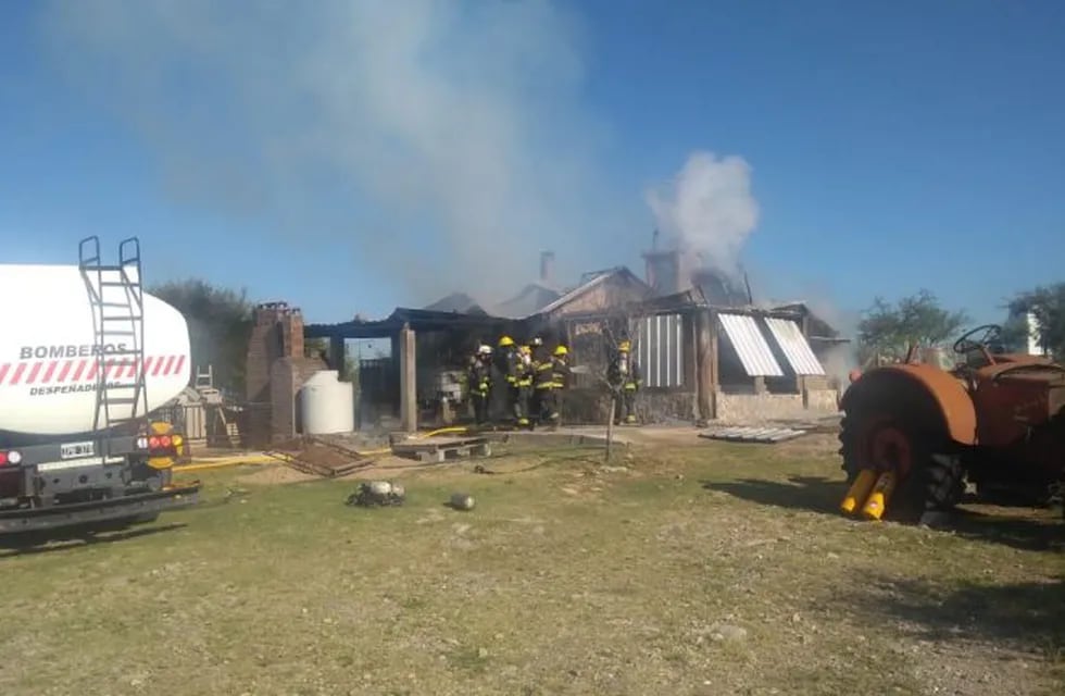 Despeñaderos: Bomberos Voluntarios lograron extinguir el incendio de una vivienda