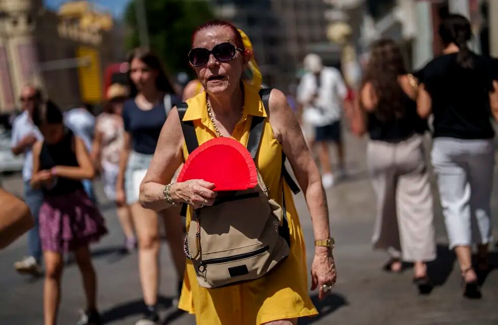 En esta imagen de archivo, una mujer se abanica en una calle de Madrid, el 10 de julio de 2023. Un nuevo estudio concluyó que las intensas y letales olas de calor que azotan gran parte del planeta podrían no haber ocurrido sin el cambio climático. (AP Foto/Manu Fernández, archivo)