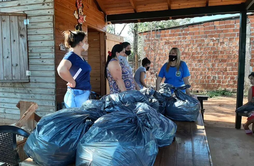 Jornada de entrega de alimentos a comedores en Puerto Iguazú.