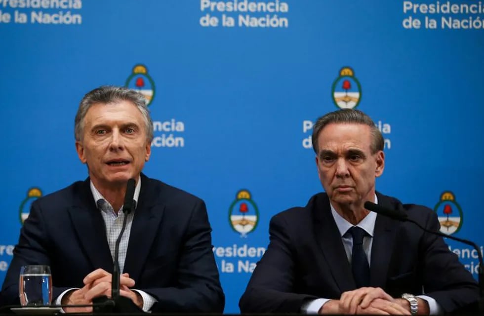 El presidente Mauricio Macri y su compañero de fórmula, Miguel Ángel Pichetto, en una conferencia de prensa tras las elecciones primarias. Crédito: REUTERS/Agustin Marcarian.