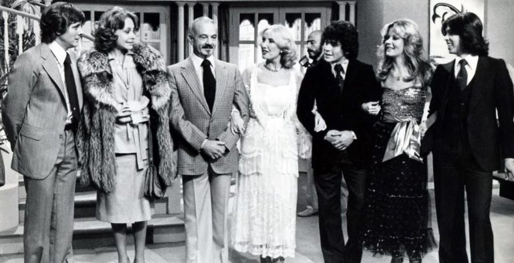 Mirtha en 1979, con Claudio Levrino, Thelma Biral, Astor Piazzolla, Diego Maradona, Graciela Alfano y Jairo. (La Razón).