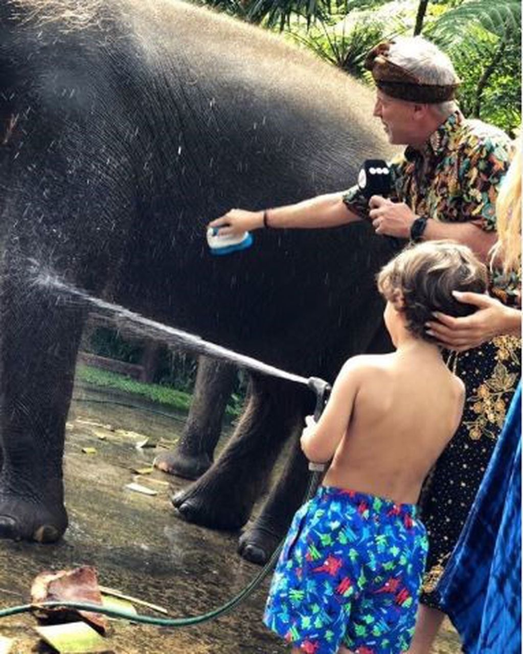 Jimena Barón y Momo bañaron a un elefante (Instagram/ marley_ok)