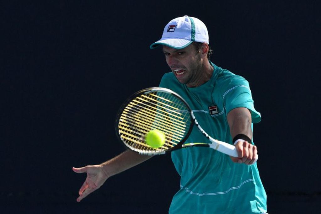 Argentina's Horacio Zeballos hits a return against Italy's Fabio Fognini during their men's singles first round match on day two of the Australian Open tennis tournament in Melbourne on January 16, 2018. / AFP PHOTO / Paul Crock / -- IMAGE RESTRICTED TO EDITORIAL USE - STRICTLY NO COMMERCIAL USE --
