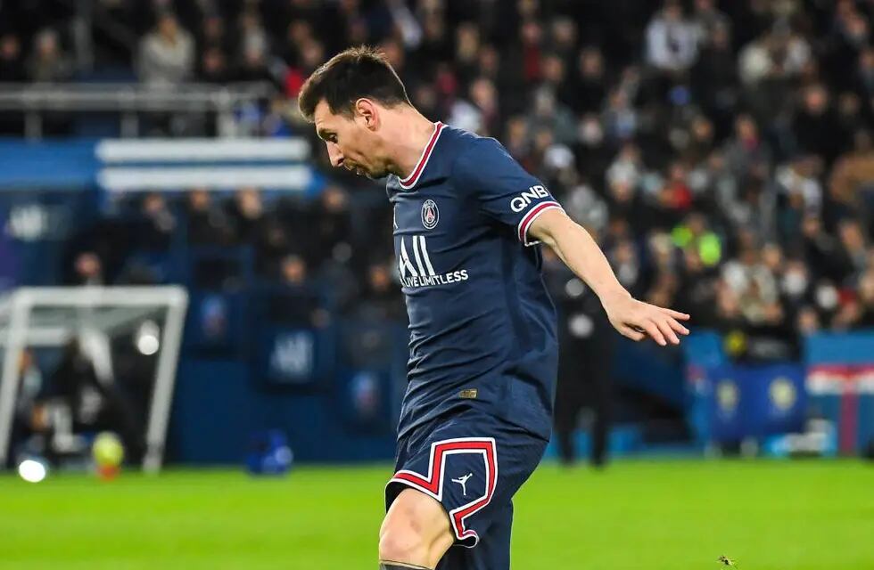 Messi debió salir en el entretiempo ante Lille (AP)