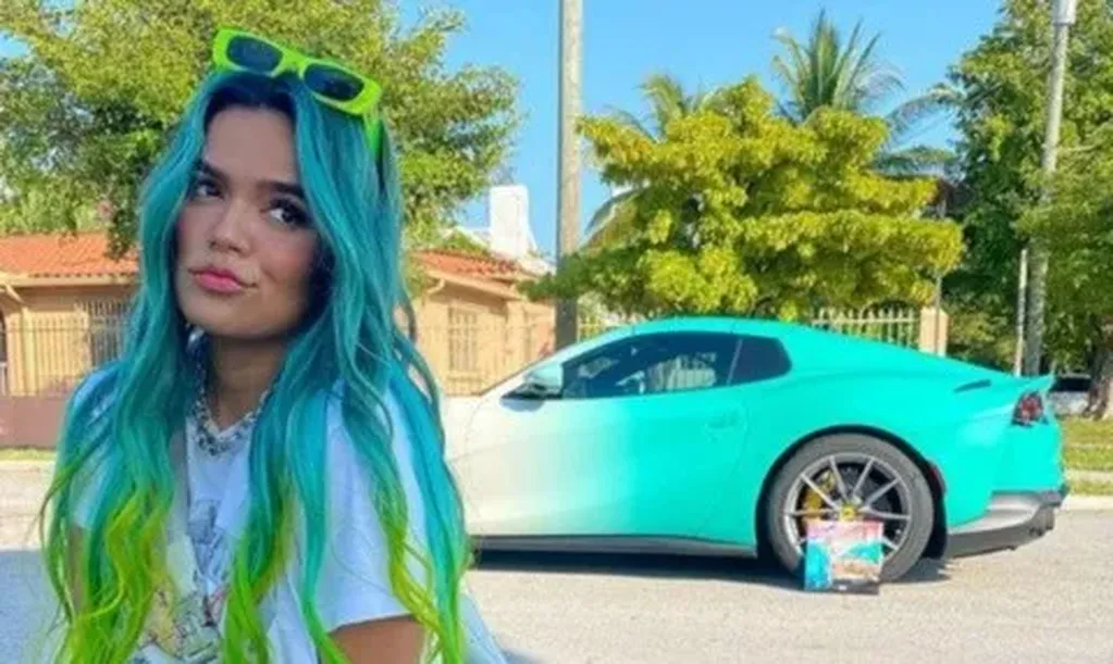 En 2021, la artista se había teñido de azul y a su vez pintado su nuevo Ferrari.