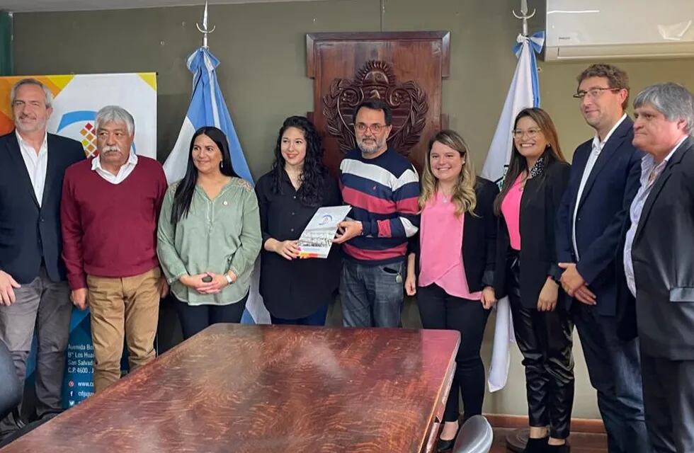 El concejal Lisandro Aguiar entregó a la embajadora de LadiesBrunch en Jujuy la declaración "de interés municipal" otorgada a la labor de esa organización.