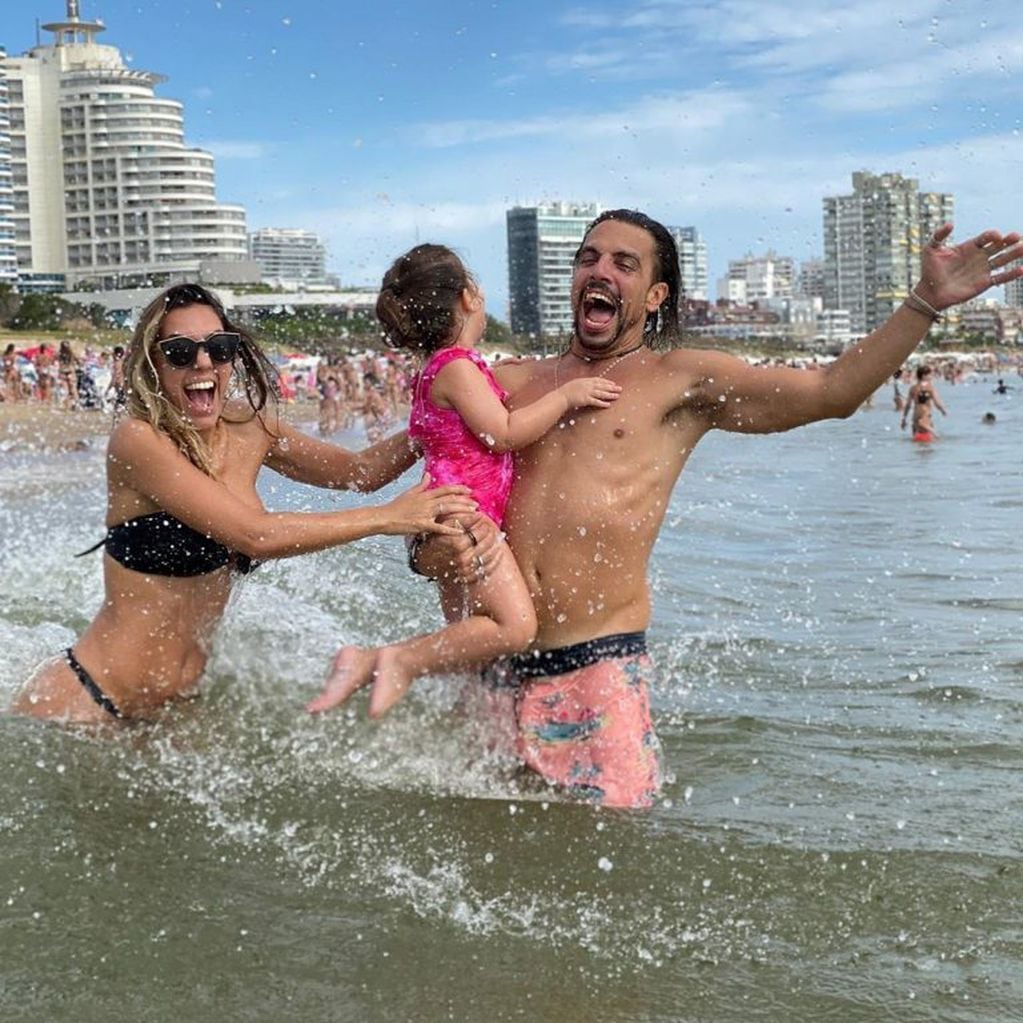 Floppy Tesouro y Rodrigo Fernández Prieto juegan en el mar con su hija Moorea  (Foto: Instagram/ @floppytesouro)
