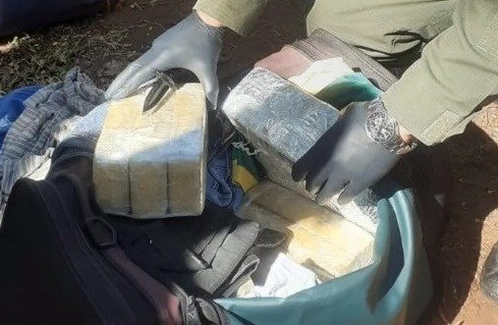 Colonia Victoria: detuvieron a un paraguayo que viajaba en micro mientras transportaba 12 kilos de marihuana.
