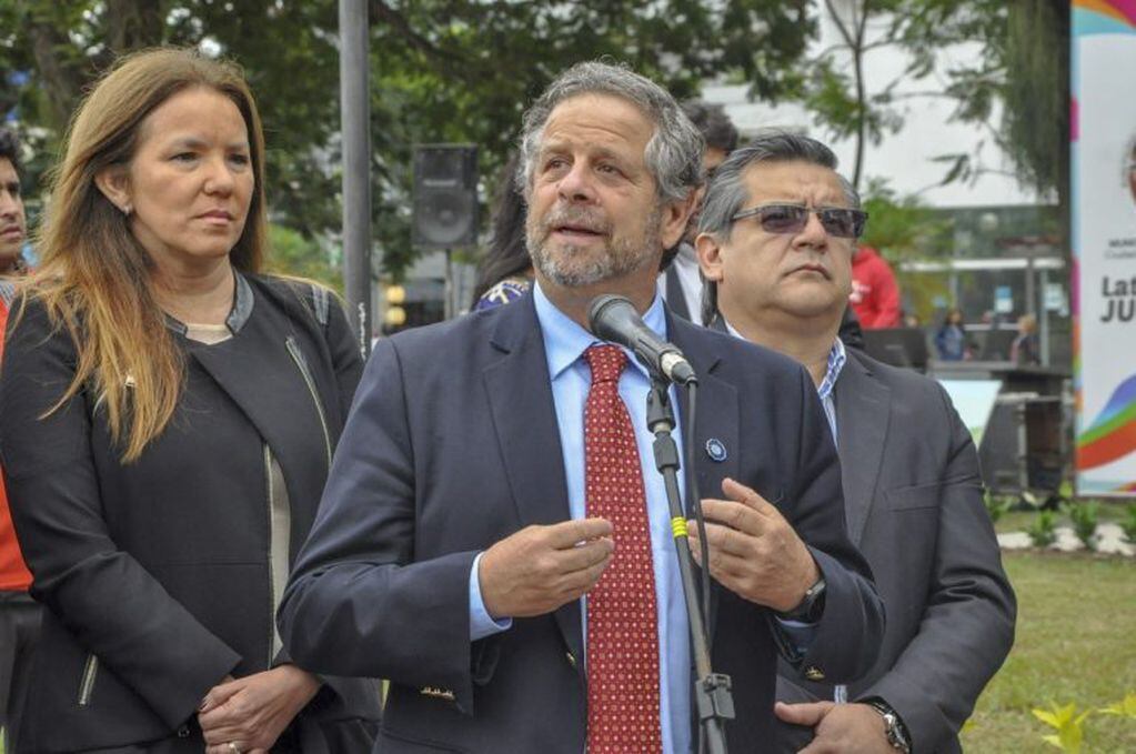 "Hay que erradicar la obesidad infantil", resaltó el funcionario nacional.