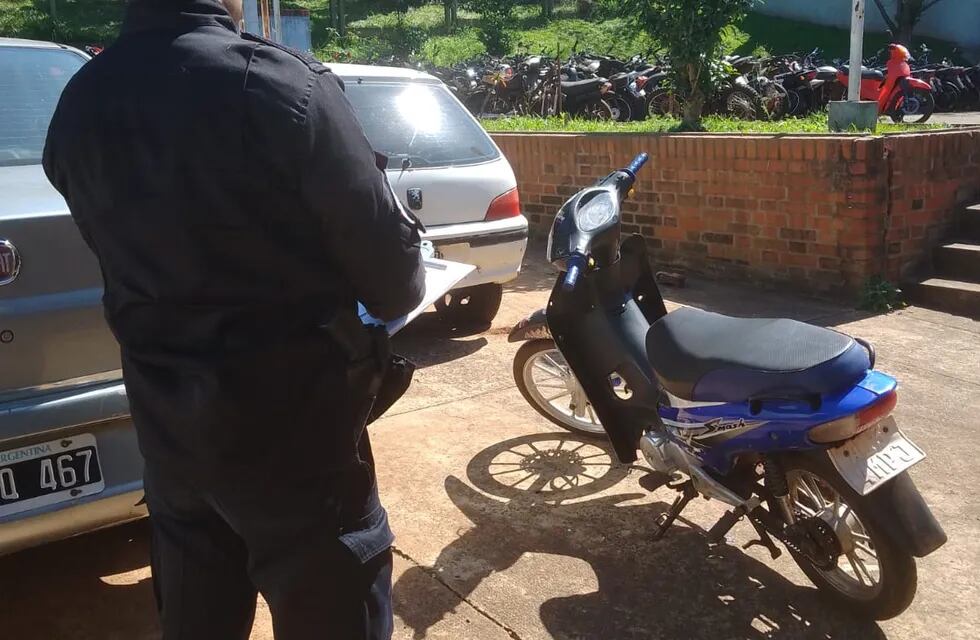 Eldorado: intentaba trasladar una motocicleta robada y fue detenido.