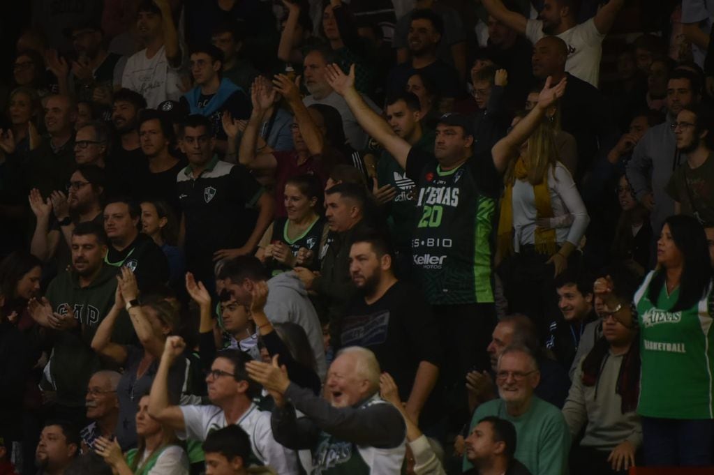 Atenas enfrentó a San Lorenzo en el cuarto partido de la serie permanencia de la Liga Nacional de Básquet en el Polideportivo Cerutti. (Facundo Luque / La Voz)