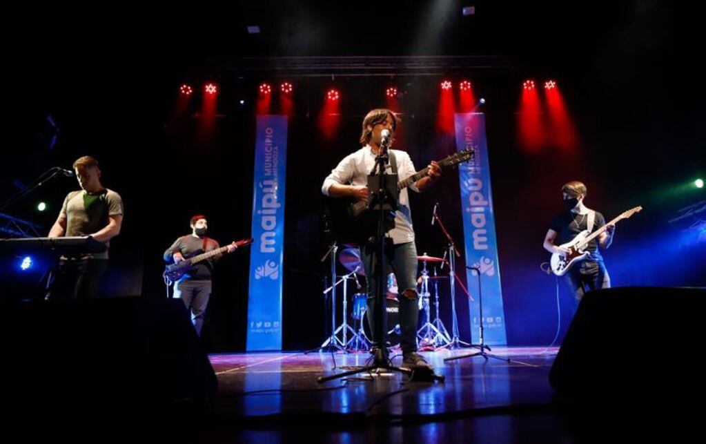 El músico maipucino Dante Petricca tuvo el honor de ser el protagonista sobre el escenario de la reapertura Teatro Imperial Mendoza. Foto: Municipalidad de Maipú.