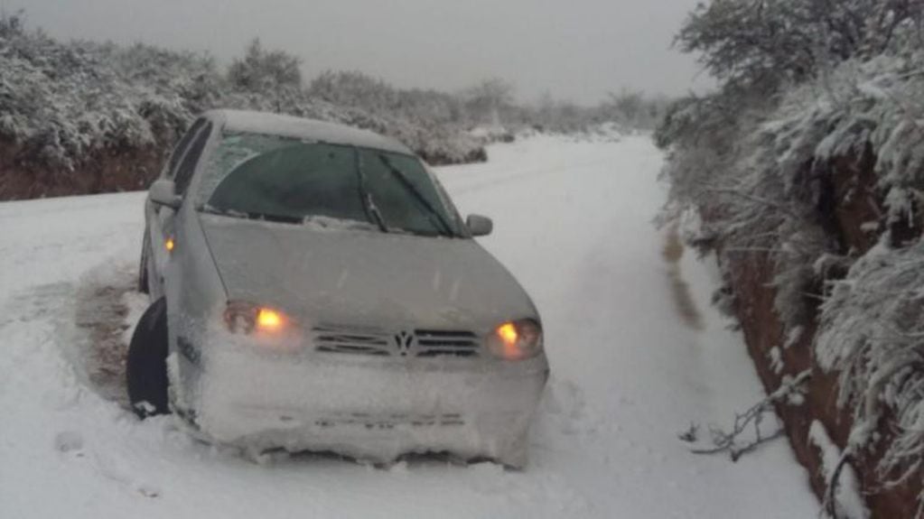 El norte cordobés en San Pedro y Tulumba se vio sorprendido por una intensa nevada este jueves.