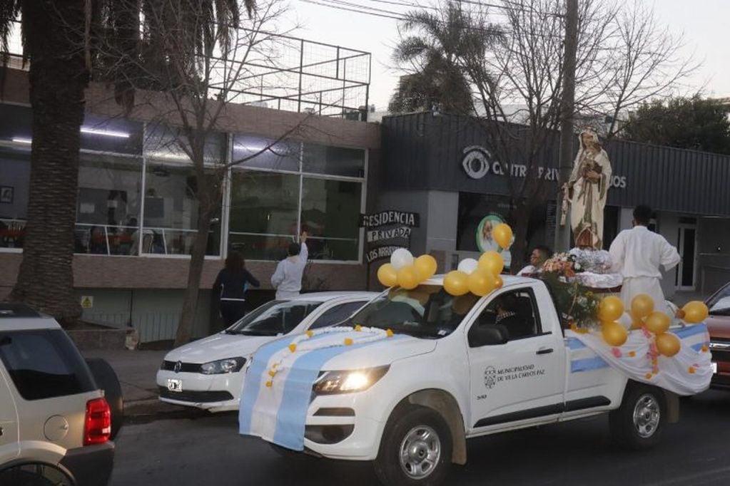 Procesión en vehículos y paso de la Virgen por la ciudad.. (Foto: prensa municipal).