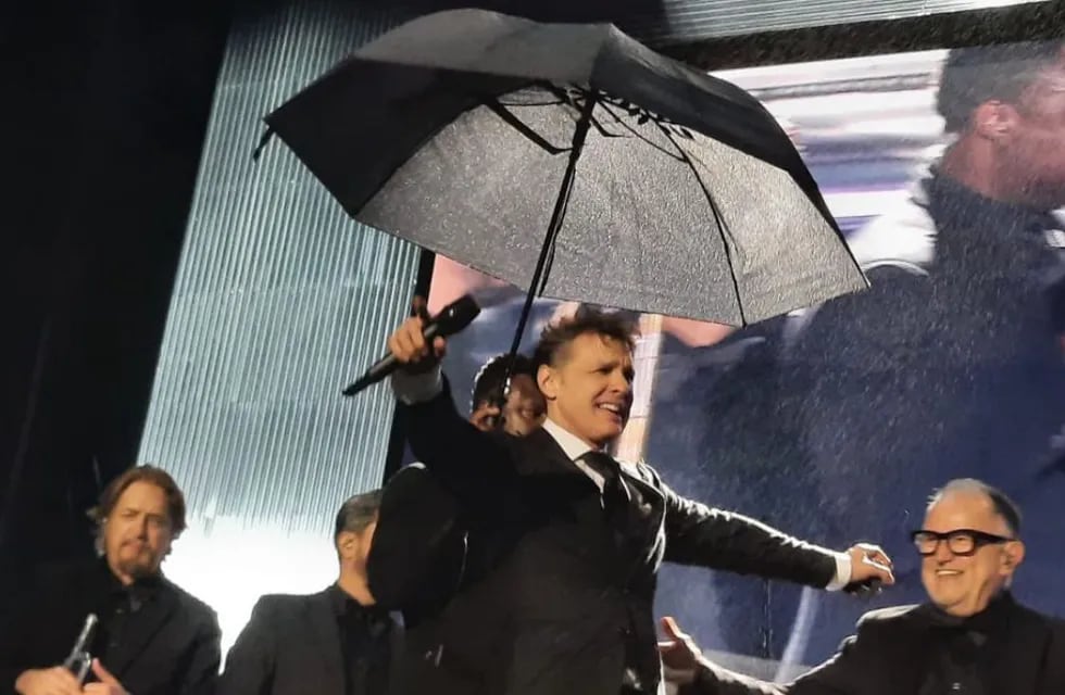 Luis Miguel cantó 1 hora y 10 minutos bajo la lluvia y las fanáticas en Córdoba denunciaron estafa.