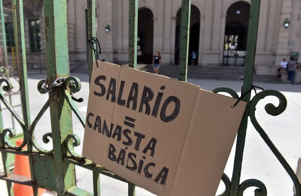 Reclamo salarial docentes carteles en la escuela Alejandro Carbó.  (José Gabriel Hernández / La Voz)