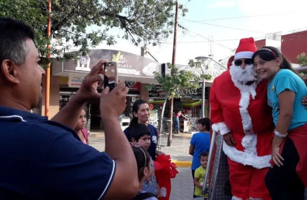 Bomberos Voluntarios recorrieron las calles de Carlos Paz junto a Papá Noel