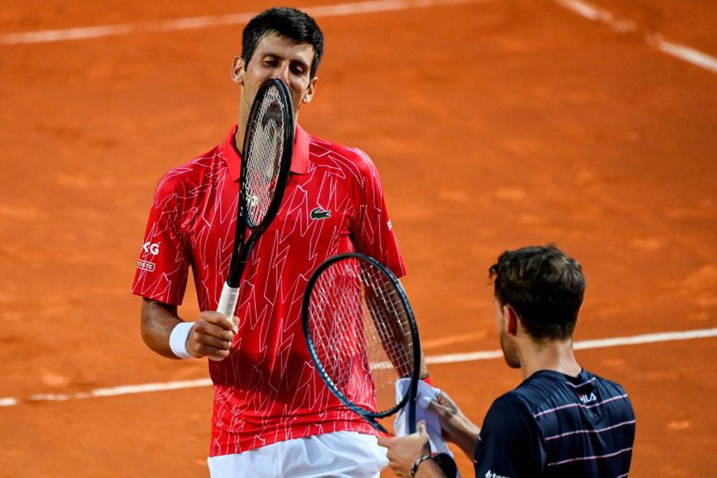 El saludo final entre Djokovic y Schwartzman (Foto: Riccardo Antimiani/POOL/AFP)