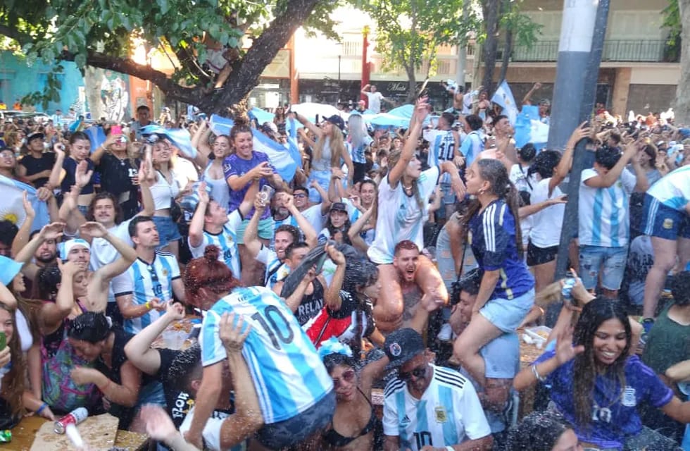 Los mendocinos celebran en la calle el pase de la selección argentina a la final del Mundial de Qatar. Foto: Mariana Villa / Los Andes