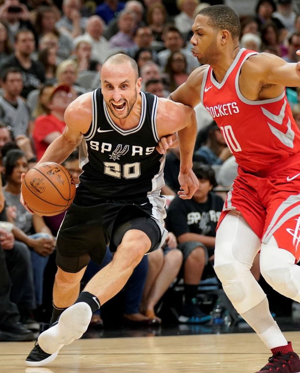 Manu Ginobilli lleva la pelota en un partido ante los Houston Rockets (Foto: AP).